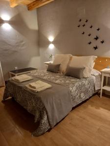 - une chambre avec un lit aux étoiles noires sur le mur dans l'établissement CASA RURAL LA HOJA EL VALLE, à Valdecaballeros