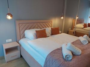 ein Schlafzimmer mit zwei Betten mit Handtüchern darauf in der Unterkunft Apartament Trójkąty i Kwadraty Karpatia Resort in Karpacz