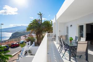 balcón con mesa y sillas y vistas al océano en Villa Verode - Private Heated Saltwater Pool en Tabaiba