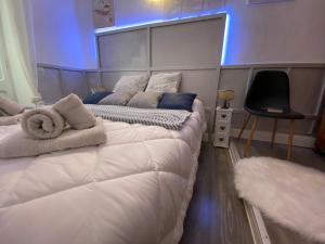 una camera da letto con due letti con asciugamani sopra di Maestrale a Tertenìa
