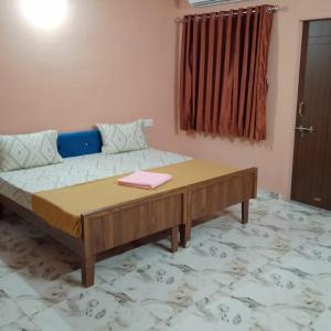 A bed or beds in a room at Axar Complex (1BHK)