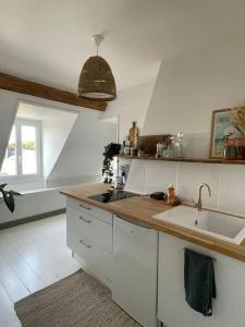 Kuchyňa alebo kuchynka v ubytovaní Appartement cosy et lumineux au cœur de Montreuil