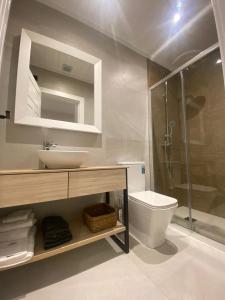 een badkamer met een wastafel, een toilet en een douche bij La Posada de San Miguel in Andújar