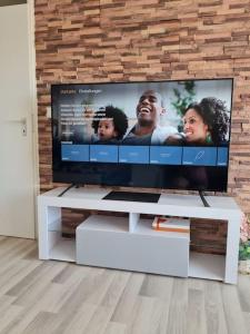 TV de pantalla plana en la parte superior de un soporte de TV en Apartment in TOP Lage Durlacher Tor/KIT, en Karlsruhe 21 fotos más