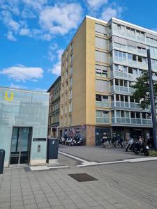 un grand bâtiment avec des motos garées devant lui dans l'établissement Apartment in TOP Lage Durlacher Tor/KIT, à Karlsruhe