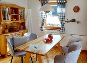 una sala da pranzo con tavolo e sedie in legno di Haus Moni a Bad Goisern