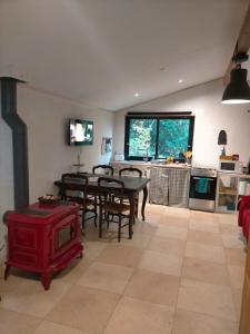 a living room with a table and chairs and a kitchen at appartement meublé sur la route de Compostelle ! in Aire-sur-lʼAdour