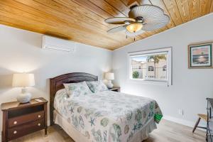 una camera con letto e ventilatore a soffitto di Two White Turtles a Islamorada