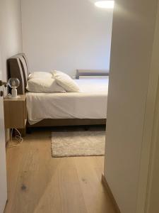 Schlafzimmer mit einem Bett und Holzboden in der Unterkunft La Clé des Champs in Tervuren