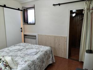 1 dormitorio con 1 cama en una habitación con puerta en V.V Casa Mones, en Cangas de Onís