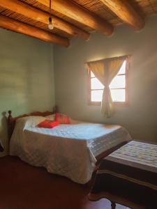 um quarto com 2 camas e uma janela em Lo del Gaucho em Tilcara