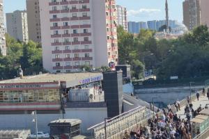 una multitud de personas caminando por un puente en una ciudad en Midtown Hotel Apartments 304 (2+1), en Estambul