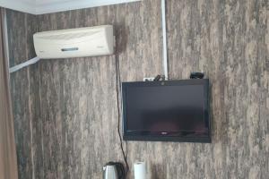 TV y aire acondicionado en la pared en Midtown Hotel Apartments 304 (2+1), en Estambul