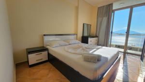 - une chambre avec un lit et une vue sur l'océan dans l'établissement Spacious Sea View Apartment, à Saranda