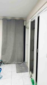 um quarto vazio com um armário com uma porta de vidro em 1 Room in apartment available for rent dating not allowd em Sharjah
