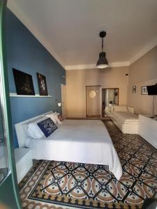 1 dormitorio con 1 cama blanca grande y 1 sofá en Lavilletta B&B, en Salerno