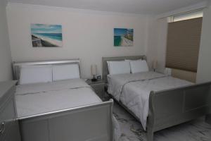 1 dormitorio con 2 camas y ventana en Ocean front best beach, boardwalk, dolphins!, en Virginia Beach