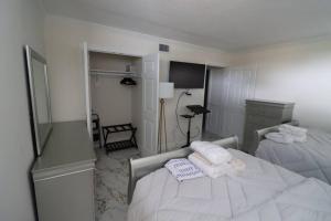 1 dormitorio con 2 camas y toallas. en Ocean front best beach, boardwalk, dolphins!, en Virginia Beach