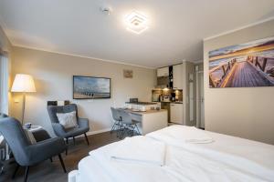 ein Hotelzimmer mit einem Bett und einer Küche in der Unterkunft Sylter Rose in Westerland
