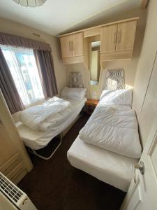 Un pat sau paturi într-o cameră la Golden Palm Resort - Meadow Lakes 80 - ML80
