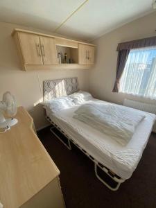 Un pat sau paturi într-o cameră la Golden Palm Resort - Meadow Lakes 80 - ML80