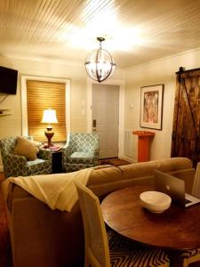 een woonkamer met een bank en een tafel met een laptop bij Clemson Memorabilia House Frank Howard III Home in Clemson