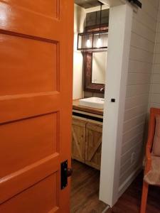 Kuchyň nebo kuchyňský kout v ubytování Clemson Memorabilia House Frank Howard III Home