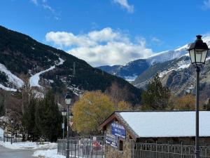 una estación de esquí con una montaña cubierta de nieve en Apartamento Hasta 4 Pax con Terraza, en Soldeu