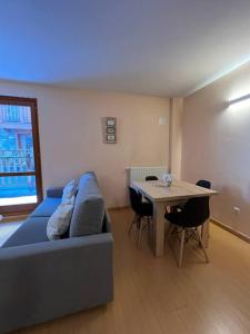 sala de estar con sofá azul y mesa en Apartamento Hasta 4 Pax con Terraza, en Soldeu
