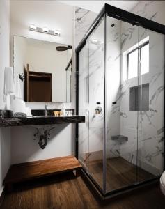 a glass shower in a bathroom with a sink at Nuevo, moderno, céntrico en Tulancingo 7 in Monterrey