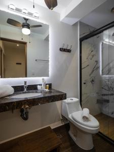 a bathroom with a sink and a toilet and a mirror at Nuevo, moderno, céntrico en Tulancingo 7 in Monterrey
