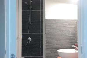 W łazience znajduje się prysznic, toaleta i umywalka. w obiekcie New Rubik's Castle w Katanii