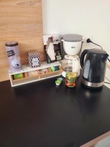 Все необхідне для приготування чаю та кави в Appartement en Duplex