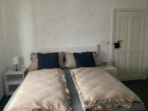uma cama com duas almofadas num quarto em Haus Lies em Rehfelde