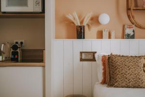 een woonkamer met een bank en een magnetron bij Apparts'hôtel l'Europe - centre gare- in Saint-Malo