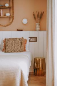 een slaapkamer met een bed en een houten vloer bij Apparts'hôtel l'Europe - centre gare- in Saint-Malo