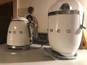 a food processor and a toaster on a kitchen counter at Forest Lounge in Petit Mesnil
