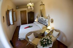 una camera da letto con un letto con una composizione floreale di Le Querce di Mamre a Manfredonia
