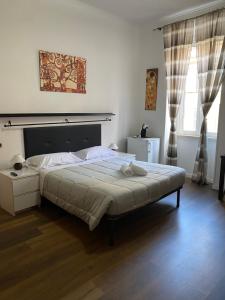 ローマにあるaffittacamere san pietro resortのベッドルーム1室(大型ベッド1台付)