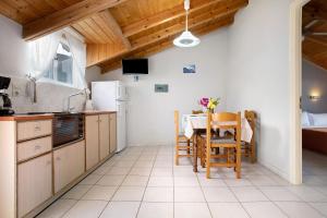 een keuken en eetkamer met een tafel en stoelen bij Dolphin Apartment Sea View 9 in Kerion
