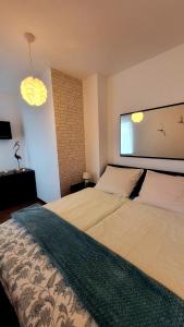 a bedroom with two beds and a window at Apartament Wyspa, 2 pokoje, parking gratis in Międzywodzie