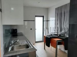 A kitchen or kitchenette at Casa Pinheiro Arcozelo Barcelos