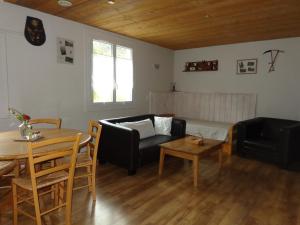 吕兹-圣索沃尔Chez Corine Marque Bastampe的客厅里有一张沙发和一张桌子。 更多25张照片