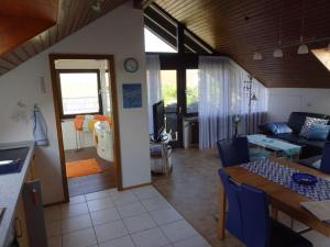 ein Wohnzimmer mit einem Tisch und einem Esszimmer in der Unterkunft Haus Oettinger in Hayingen