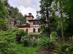 ein Haus mitten im Wald in der Unterkunft Ferienwohnung Jagdschloss Bielatal in Bielatal