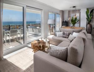A seating area at Magnificent penthouse with panoramics views