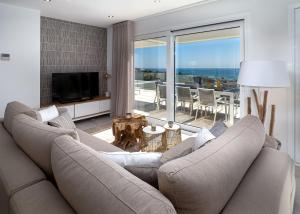 ein Wohnzimmer mit einem Sofa und einem TV in der Unterkunft Magnificent penthouse with panoramics views in Casares