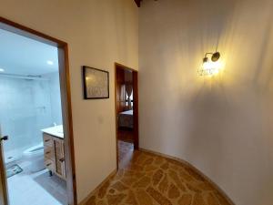 pasillo con baño con lavabo y espejo en Apartamento Duplex Los Colores - Estadio, en Medellín