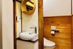青梅市にある加美屋リゾート奥多摩 テラス & 風呂-Kamiya Resort Okutamaの洗面台とトイレ付きのバスルーム