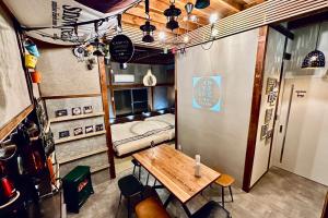 青梅市にある加美屋リゾート奥多摩 テラス & 風呂-Kamiya Resort Okutamaのテーブルとベッド付きの小さな部屋 +10枚の写真